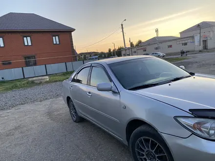 Toyota Camry 2004 года за 5 500 000 тг. в Актобе – фото 2