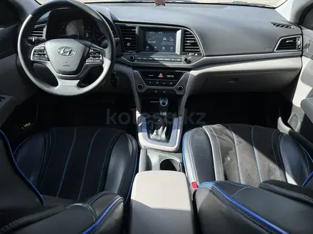 Hyundai Elantra 2018 года за 7 750 000 тг. в Атырау – фото 8