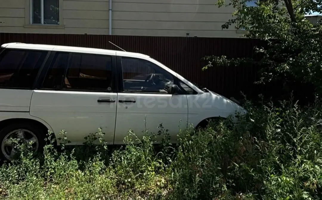 Nissan Prairie, 1994