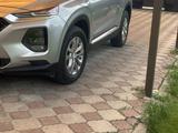 Hyundai Santa Fe 2020 годаfor13 500 000 тг. в Алматы – фото 2