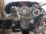 Контрактный двигатель EJ20 EJ25 СУБАРУ 2, 5 с навесным оборудованием за 450 000 тг. в Астана