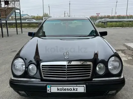 Mercedes-Benz E 240 1998 года за 3 500 000 тг. в Атырау – фото 2