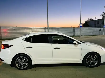 Hyundai Elantra 2019 года за 7 800 000 тг. в Уральск – фото 2