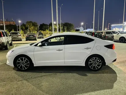 Hyundai Elantra 2019 года за 7 800 000 тг. в Уральск – фото 3