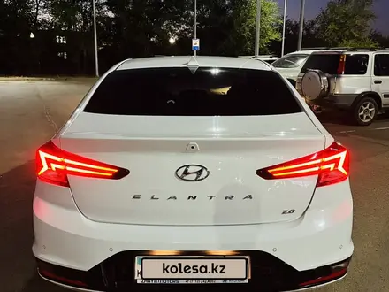 Hyundai Elantra 2019 года за 7 800 000 тг. в Уральск – фото 4