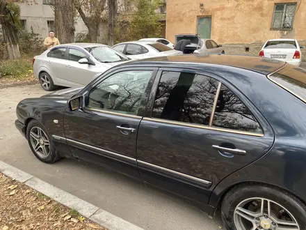 Mercedes-Benz E 230 1997 года за 1 900 000 тг. в Алматы – фото 4