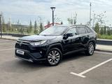 Toyota RAV4 2021 года за 15 300 000 тг. в Петропавловск – фото 2