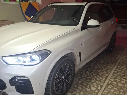 BMW X5 2021 года за 37 000 000 тг. в Астана – фото 2