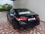 Toyota Camry 2018 года за 11 500 000 тг. в Кызылорда – фото 2