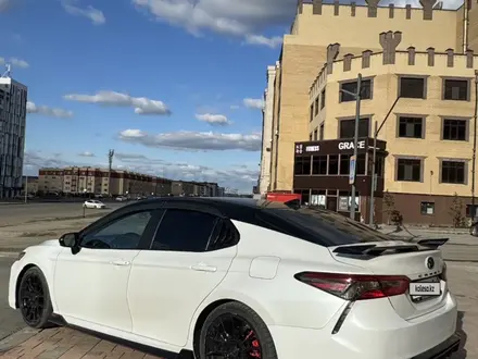 Toyota Camry 2020 года за 12 500 000 тг. в Актобе – фото 4