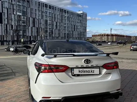 Toyota Camry 2020 года за 12 500 000 тг. в Актобе – фото 3