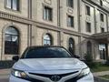 Toyota Camry 2020 года за 12 500 000 тг. в Актобе