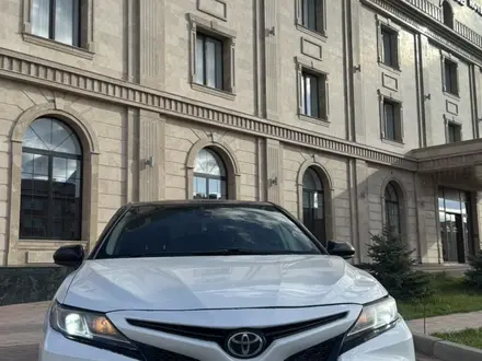Toyota Camry 2020 года за 12 500 000 тг. в Актобе