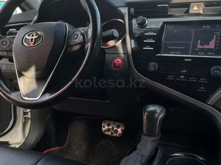 Toyota Camry 2020 года за 12 500 000 тг. в Актобе – фото 5
