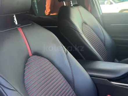 Toyota Camry 2020 года за 12 500 000 тг. в Актобе – фото 6