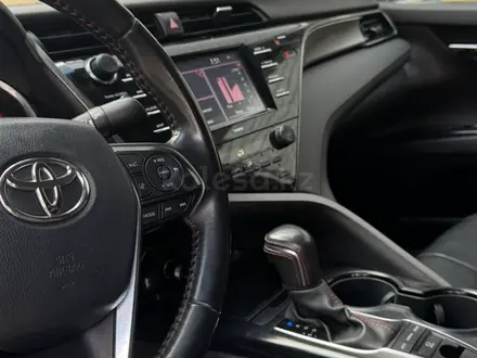 Toyota Camry 2020 года за 12 500 000 тг. в Актобе – фото 7