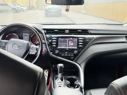 Toyota Camry 2020 года за 12 500 000 тг. в Актобе – фото 9