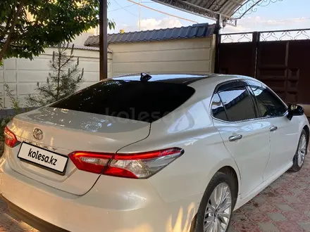 Toyota Camry 2019 года за 13 500 000 тг. в Сарыагаш – фото 2