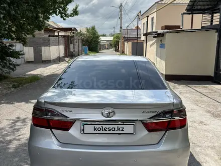 Toyota Camry 2015 года за 9 600 000 тг. в Шымкент – фото 2