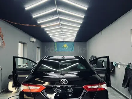 Toyota Camry 2018 года за 11 500 000 тг. в Атырау – фото 7