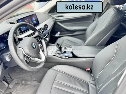 BMW 520 2021 года за 22 000 000 тг. в Алматы – фото 12