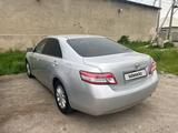 Toyota Camry 2011 года за 7 450 000 тг. в Шымкент – фото 2