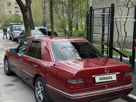 Mercedes-Benz E 220 1994 года за 2 090 000 тг. в Алматы – фото 5