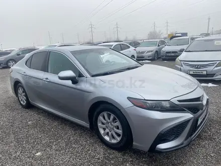 Toyota Camry 2021 года за 8 770 300 тг. в Алматы – фото 2
