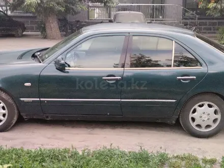 Mercedes-Benz E 230 1996 года за 1 800 000 тг. в Алматы – фото 4
