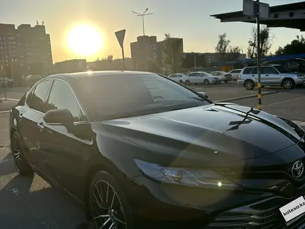 Toyota Camry 2018 года за 14 200 000 тг. в Алматы – фото 3