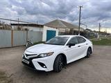 Toyota Camry 2020 года за 9 990 000 тг. в Уральск – фото 3