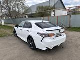 Toyota Camry 2020 года за 9 990 000 тг. в Уральск – фото 2