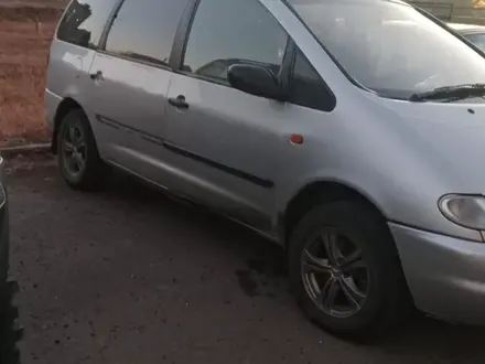 Volkswagen Sharan 1999 года за 1 500 000 тг. в Уральск – фото 2