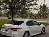 Toyota Camry 2020 года за 13 999 999 тг. в Туркестан – фото 2