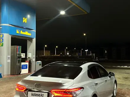 Toyota Camry 2020 года за 12 500 000 тг. в Атырау – фото 3