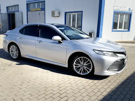Toyota Camry 2020 года за 12 500 000 тг. в Атырау – фото 2