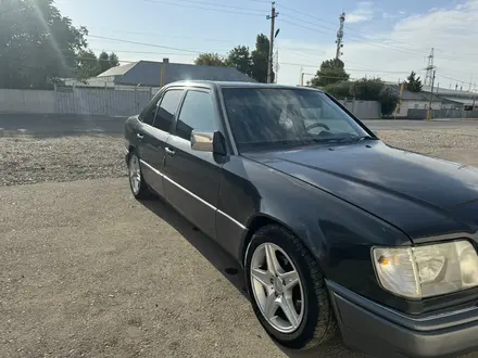 Mercedes-Benz E 200 1994 года за 2 300 000 тг. в Бауыржана Момышулы