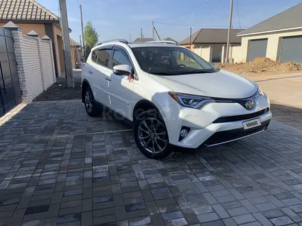 Toyota RAV4 2018 года за 11 700 000 тг. в Уральск – фото 2