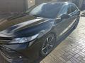 Toyota Camry 2018 года за 9 800 000 тг. в Семей – фото 2