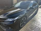 Toyota Camry 2018 годаүшін9 800 000 тг. в Семей – фото 2