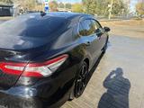Toyota Camry 2018 годаүшін9 800 000 тг. в Семей – фото 4