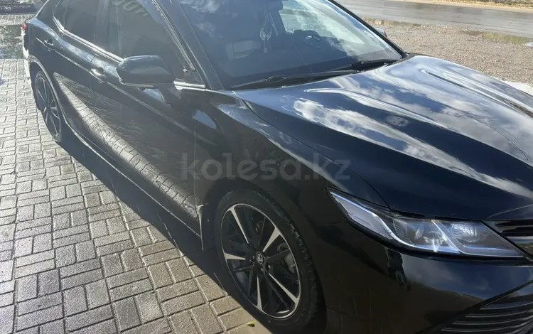 Toyota Camry 2018 года за 9 800 000 тг. в Семей