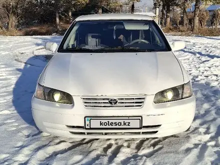 Toyota Camry 1998 года за 2 700 000 тг. в Алматы – фото 2