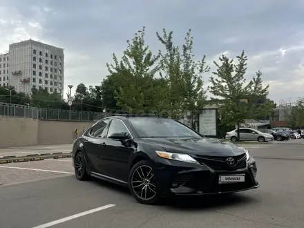 Toyota Camry 2020 года за 11 500 000 тг. в Алматы – фото 2