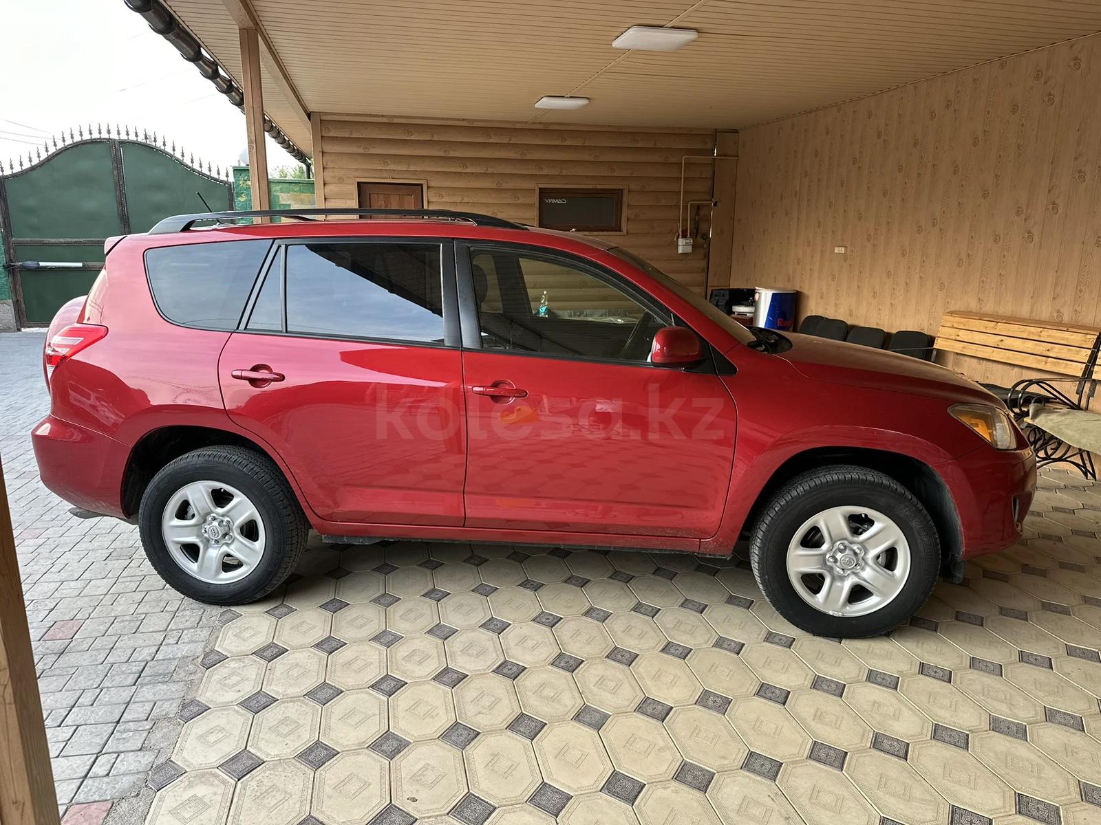 Toyota RAV4 2010 г.