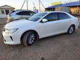 Toyota Camry 2015 года за 11 500 000 тг. в Актобе – фото 2