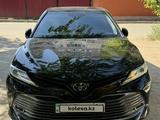 Toyota Camry 2018 года за 14 800 000 тг. в Актобе – фото 5