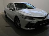 Toyota Camry Luxe 2023 года за 21 500 000 тг. в Актобе – фото 2