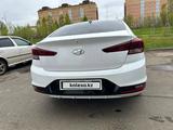 Hyundai Elantra 2019 года за 5 200 000 тг. в Уральск – фото 2