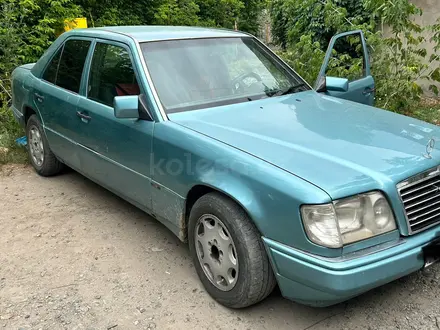 Mercedes-Benz E 220 1994 года за 1 900 000 тг. в Талдыкорган – фото 4